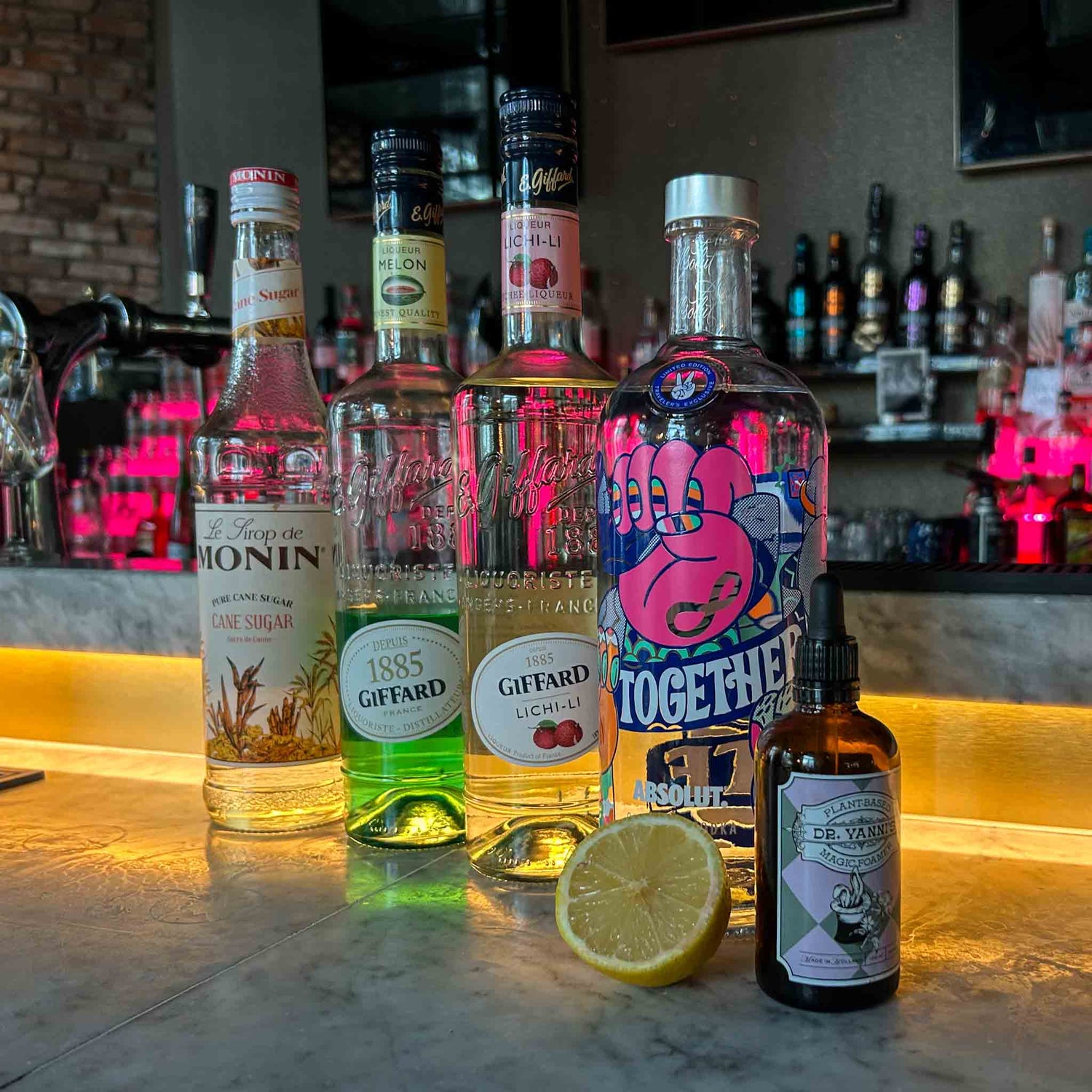 Cocktail recept: Melon Lychee Sour cocktail, verse lychee en romige schuimkraag. een verfrissende zomerse cocktail met perfecte smaakbalans