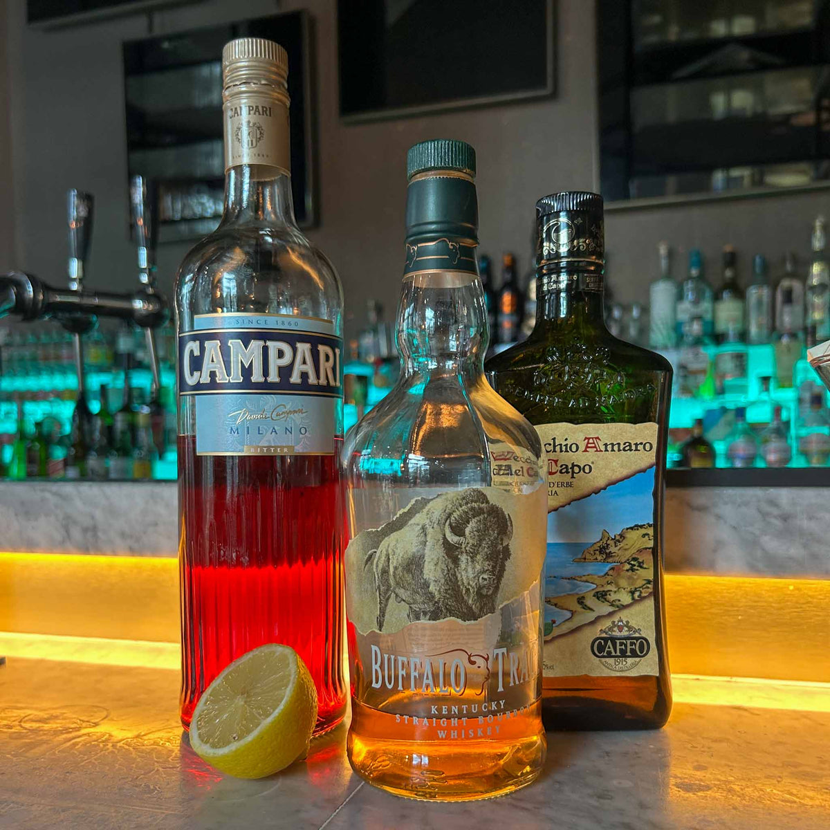 Paper Plane cocktail recept met bourbon, amaro, Campari en citroen. Een frisse, bitterzoete moderne klassieker met een speelse twist.