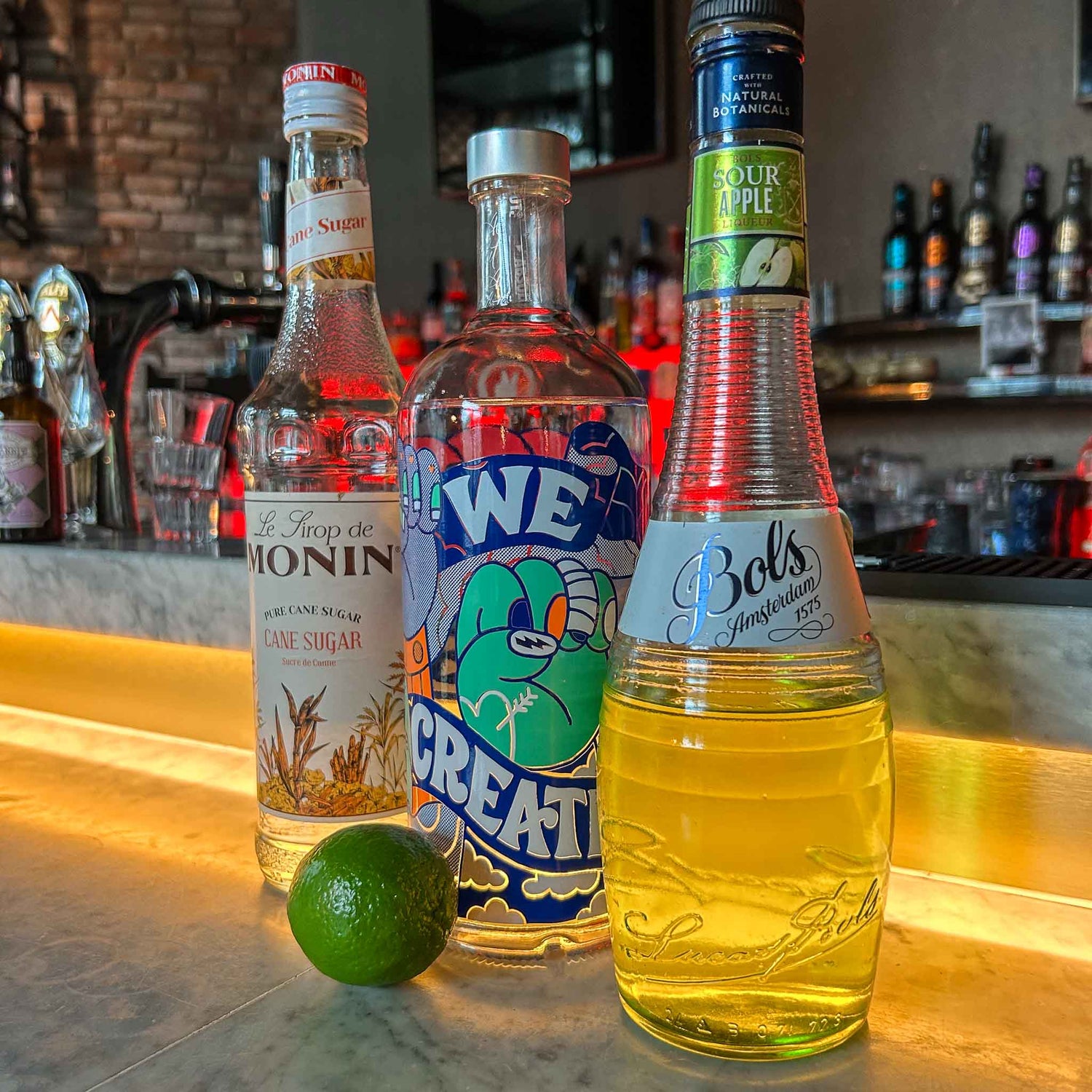 Cocktail recept: Sour Apple Martini. Appletini is een frisse, zure mix met vodka en groene appel, geserveerd met een simpele appelgarnish. 