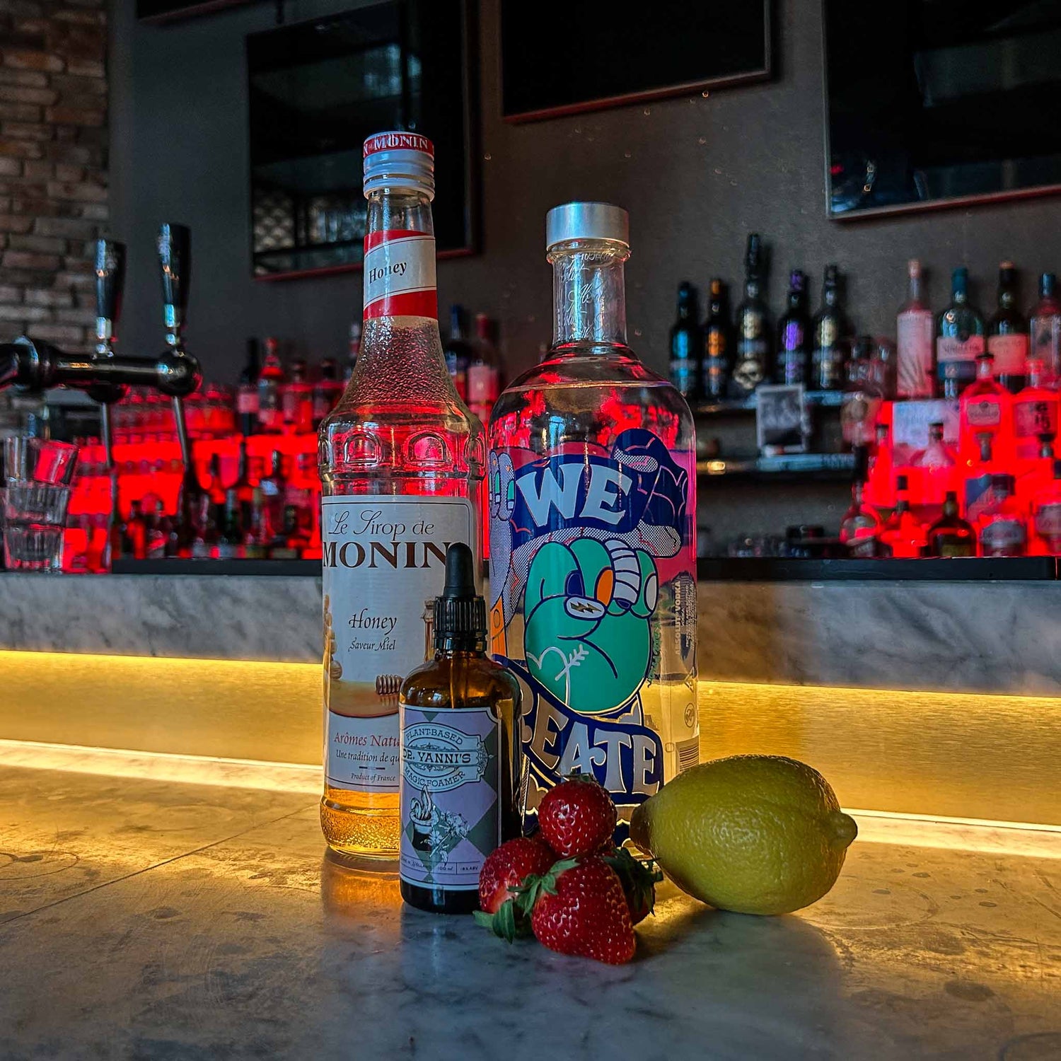 Cocktail recept: Strawberry Fields. Een frisse, zomerse mix van vodka, aardbei en honing, afgewerkt met een romige schuimkraag en een aardbeitje.