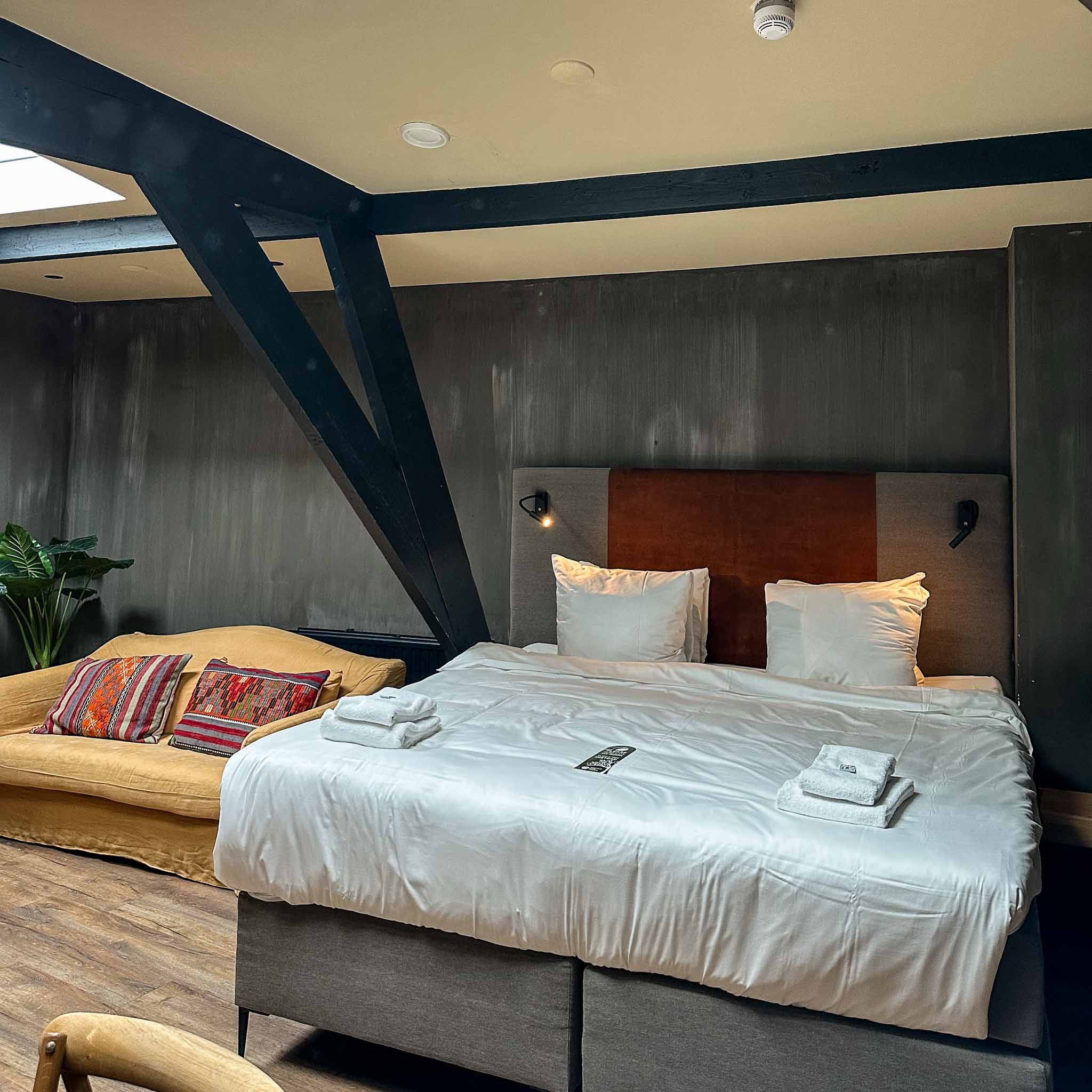 Hotelkamer en ontbijtleven in City Center Lodge Utrecht tijdens een weekendbezoek voor Utrecht Cocktail Week.