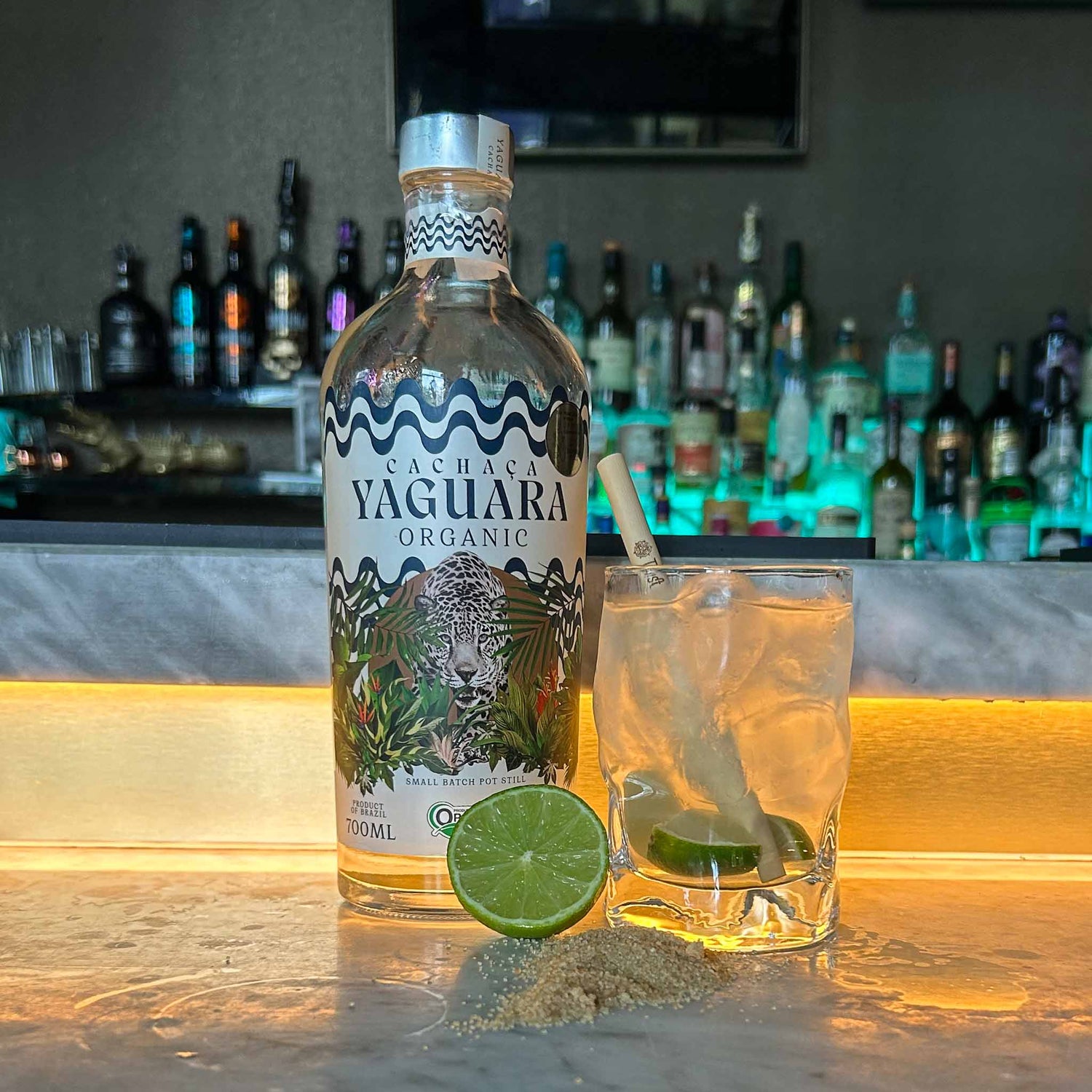 Caipirinha cocktail recept met verse limoen en cachaça met een muddler, verfrissend en iconisch Braziliaans drankje perfect voor zomerse avonden.