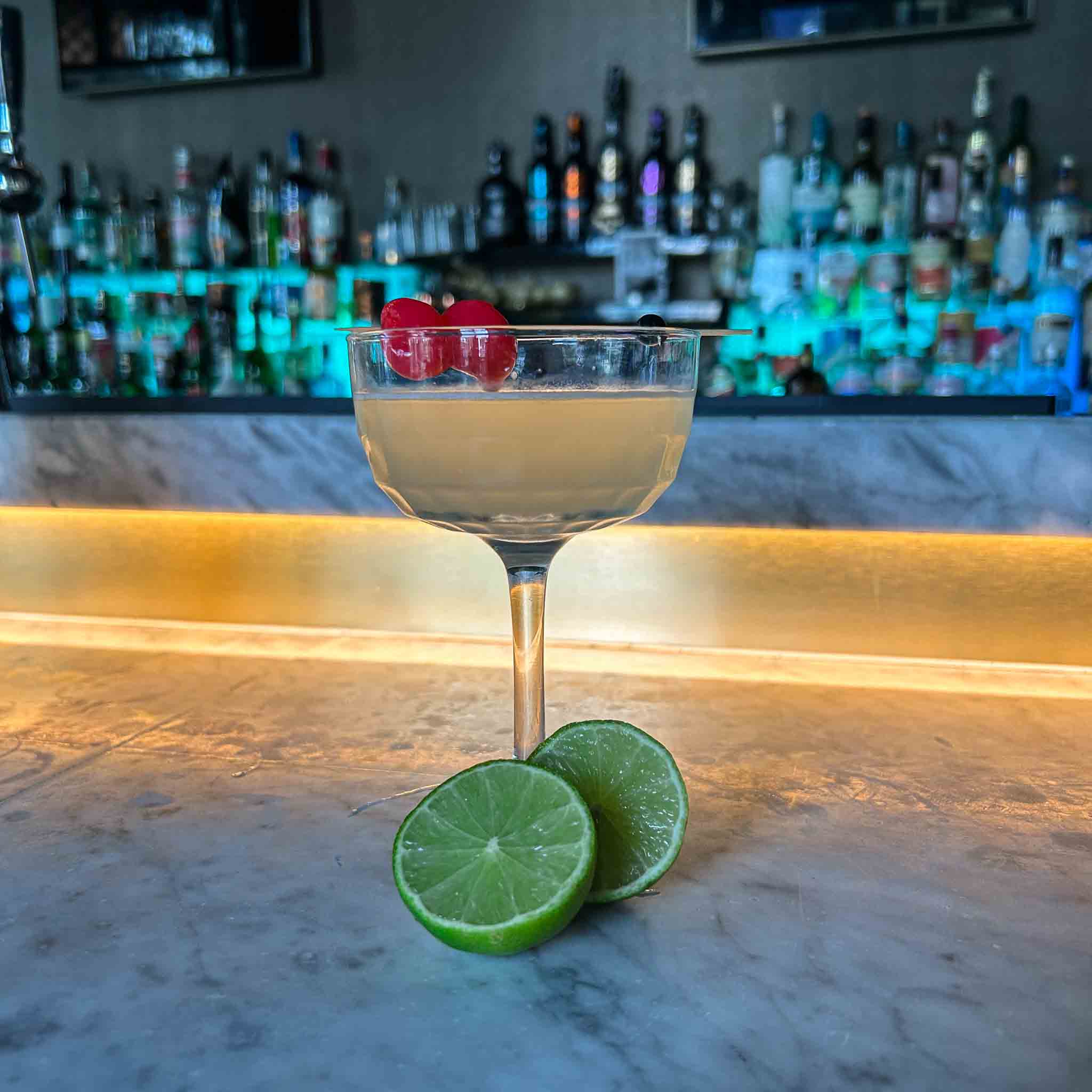 Last Word cocktail recept met gin, Chartreuse, maraschino likeur en limoensap geserveerd in een gekoeld coupeglas met cocktailkers.