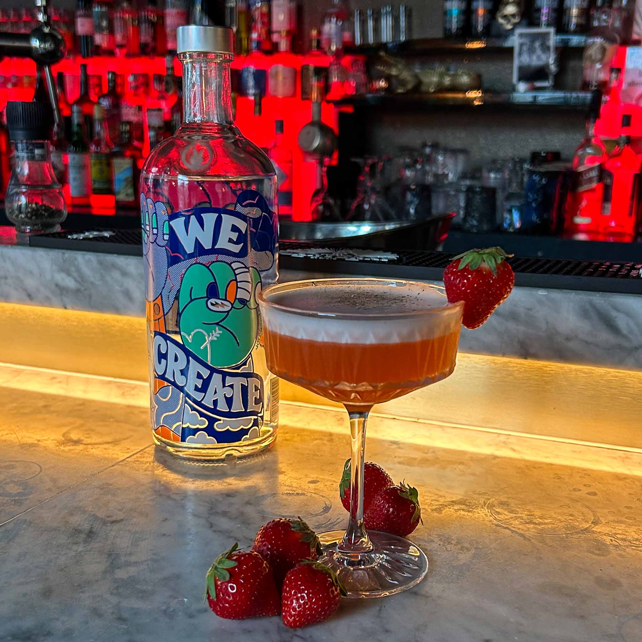 Cocktail recept: Strawberry Fields. Een frisse, zomerse mix van vodka, aardbei en honing, afgewerkt met een romige schuimkraag en een aardbeitje.