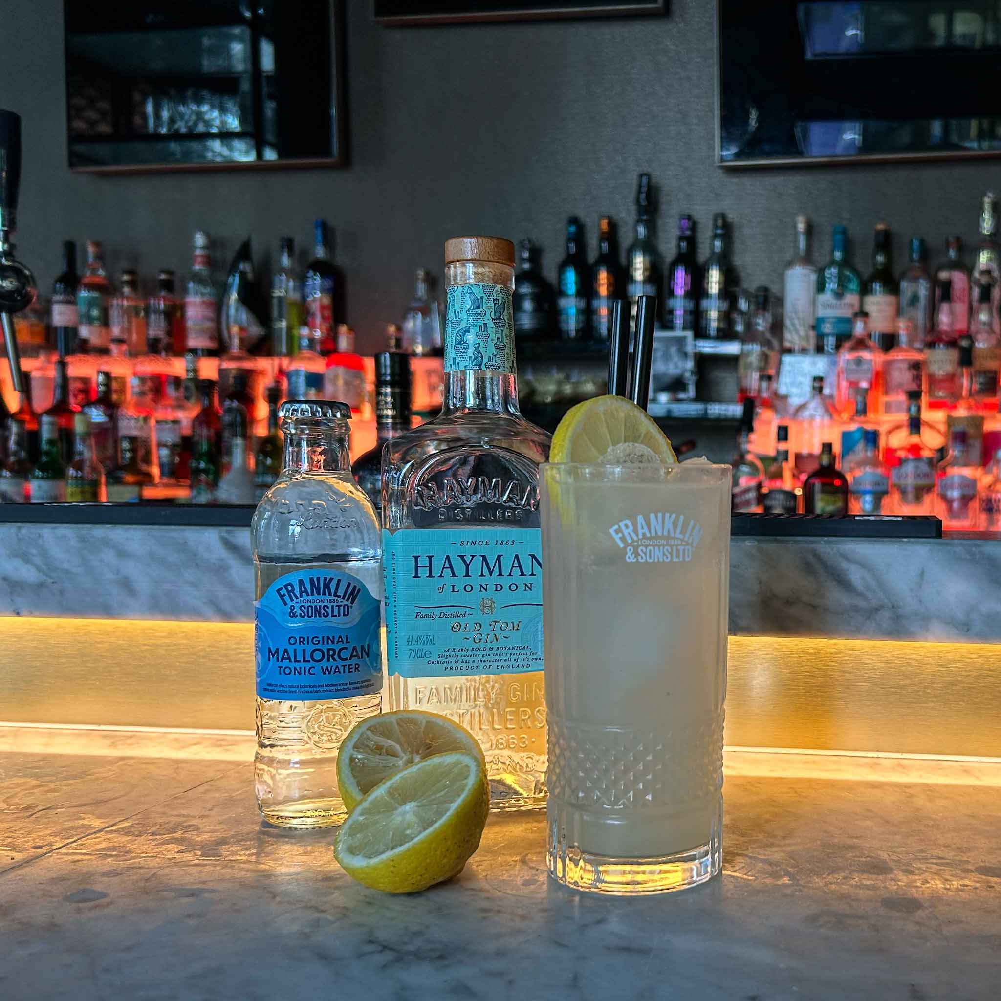 Cocktail recept: Tom Collins. Een klassieke, verfrissende mix van gin, citroen en bruisend water. Perfect voor zomerse dagen.