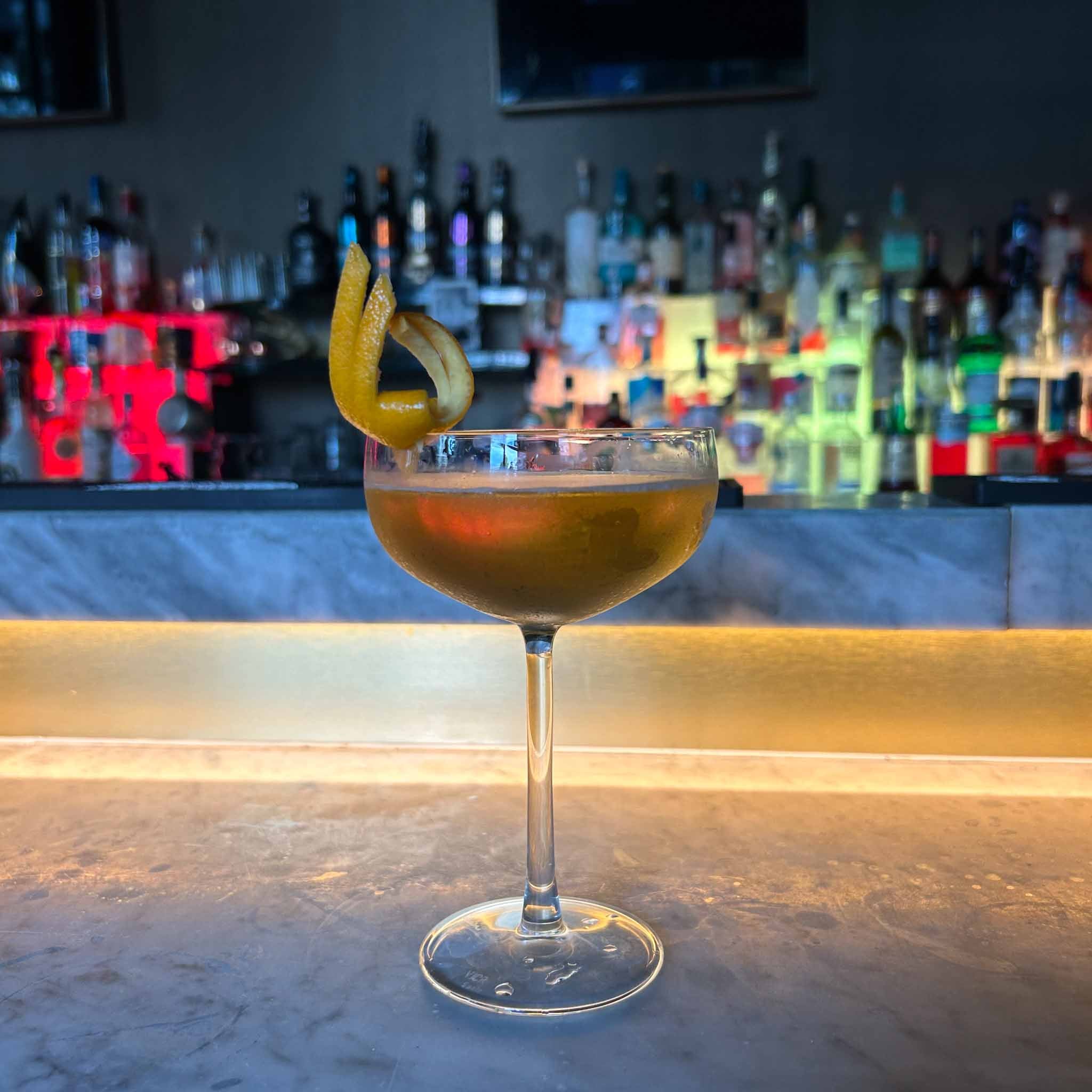 Cocktail recept: Velvet Threesome. Een romige, verfijnde mix van cognac, pisco en appel. Perfect als dessert cocktail.