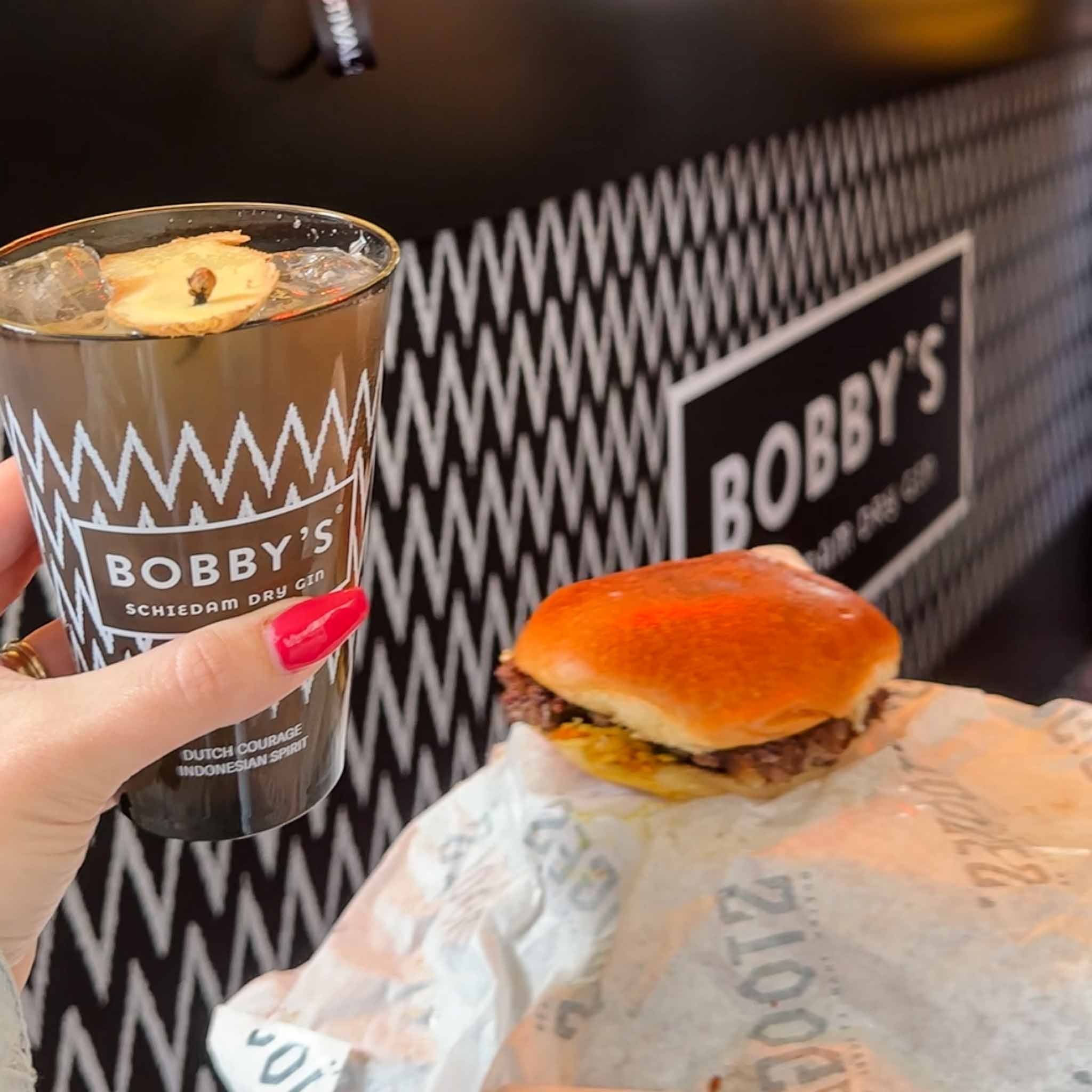 Bezoekers proeven cocktails, jenevers en likeuren op het Jeneverfestival in Schiedam. Bobby's cocktail en burgers van Stooges